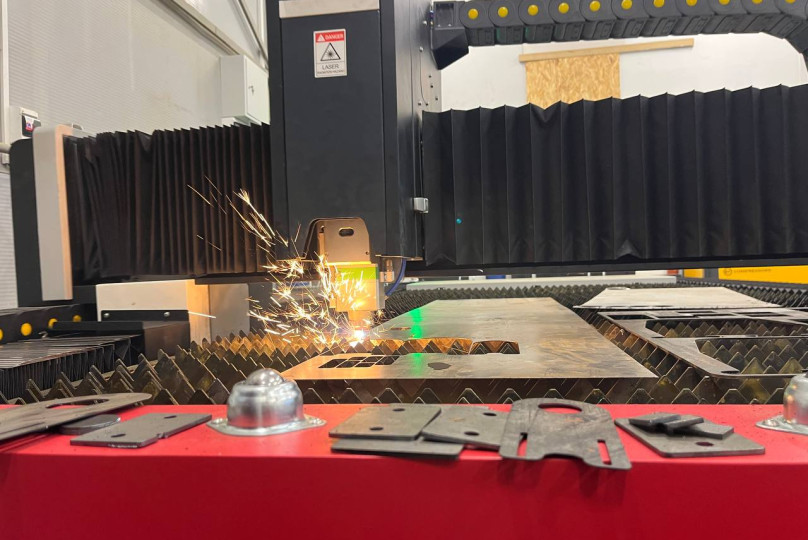 Новый лазерный станок с ЧПУ 3 кВт в МеталлТехПро: расширение производственных мощностей